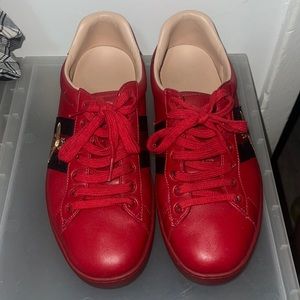 Men Gucci red low bee sneakers 🐝